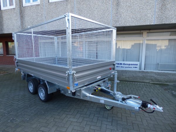 Humbaur Dreiseitenkipper HTK 3500.37 mit schwarzen Stahlbordwnden, E- & Handpumpe mit 100cm Gitteraufsatz