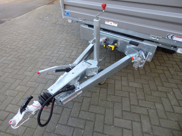 Humbaur Dreiseitenkipper HTK 3500.37 mit schwarzen Stahlbordwnden, E- & Handpumpe mit 100cm Gitteraufsatz