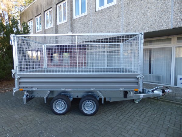 Humbaur Dreiseitenkipper HTK 3500.37 mit schwarzen Stahlbordwnden, E- & Handpumpe mit 100cm Gitteraufsatz