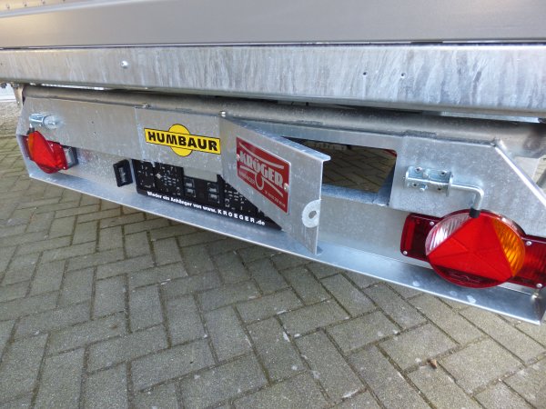 Humbaur Dreiseitenkipper HTK 3500.37 mit schwarzen Stahlbordwnden, E- & Handpumpe mit 100cm Gitteraufsatz