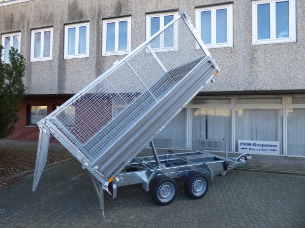 Humbaur Dreiseitenkipper HTK 3500.37 mit schwarzen Stahlbordwnden, E- & Handpumpe mit 100cm Gitteraufsatz