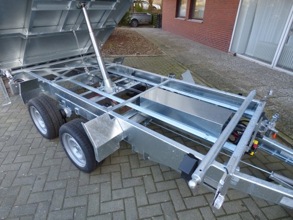 Humbaur Dreiseitenkipper HTK 3500.37 mit schwarzen Stahlbordwnden, E- & Handpumpe mit 100cm Gitteraufsatz