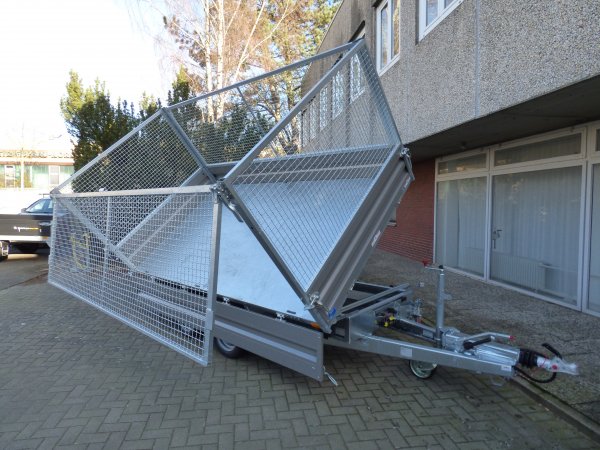 Humbaur Dreiseitenkipper HTK 3500.37 mit schwarzen Stahlbordwnden, E- & Handpumpe mit 100cm Gitteraufsatz