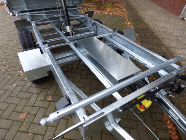 Humbaur HTK 3500.37 Dreiseitenkipper mit schwarzen Stahlbordwnden, E- & Handpumpe