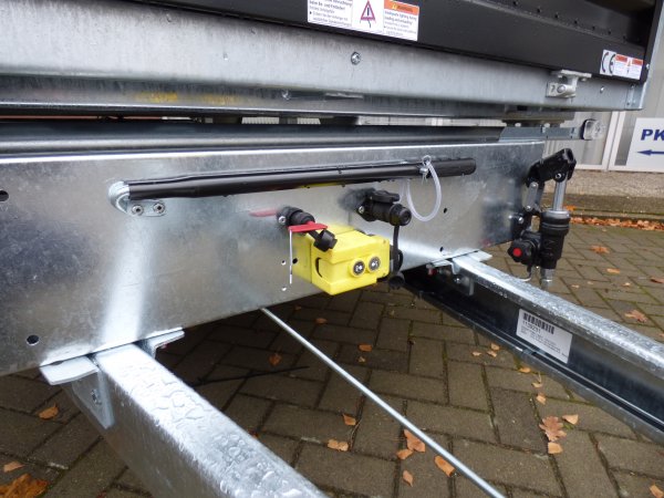 Humbaur HTK 3500.37 Dreiseitenkipper mit schwarzen Stahlbordwnden, E- & Handpumpe