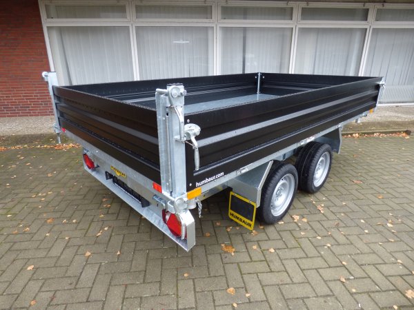 Humbaur HTK 3500.37 Dreiseitenkipper mit schwarzen Stahlbordwnden, E- & Handpumpe