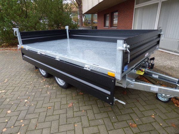 Humbaur HTK 3500.37 Dreiseitenkipper mit schwarzen Stahlbordwnden, E- & Handpumpe