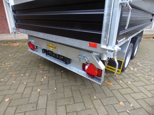 Humbaur HTK 3500.37 Dreiseitenkipper mit schwarzen Stahlbordwnden, E- & Handpumpe