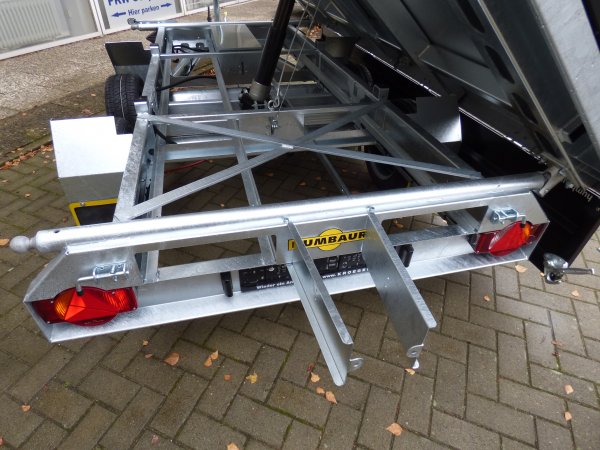 Humbaur HTK 3500.37 Dreiseitenkipper mit schwarzen Stahlbordwnden, E- & Handpumpe