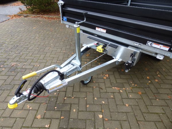 Humbaur HTK 3500.37 Dreiseitenkipper mit schwarzen Stahlbordwnden, E- & Handpumpe