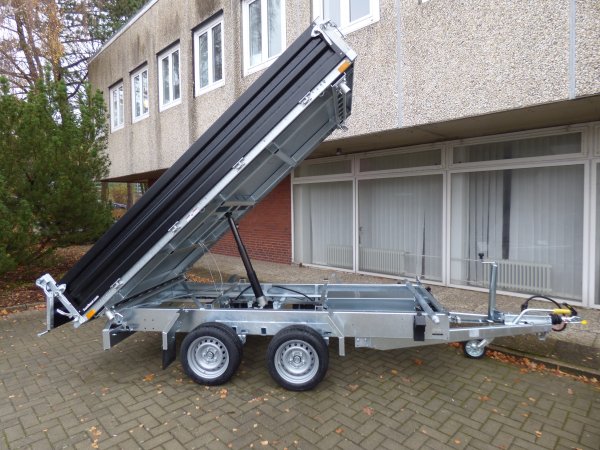 Humbaur HTK 3500.37 Dreiseitenkipper mit schwarzen Stahlbordwnden, E- & Handpumpe