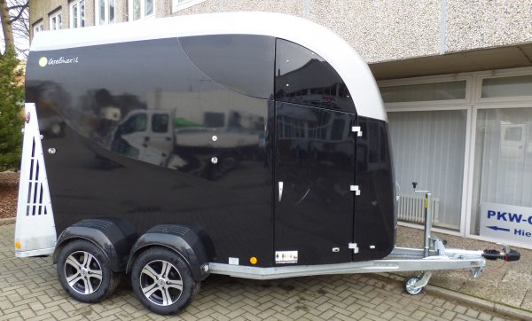 Careliner L night/silver, Panoramadach, Sattelkammer professional mit mobilem Sattelschrank, 2. Innenleuchte LED, Netz statt Plane, Kamera innen und aussen und Alufelgen (black/silver)