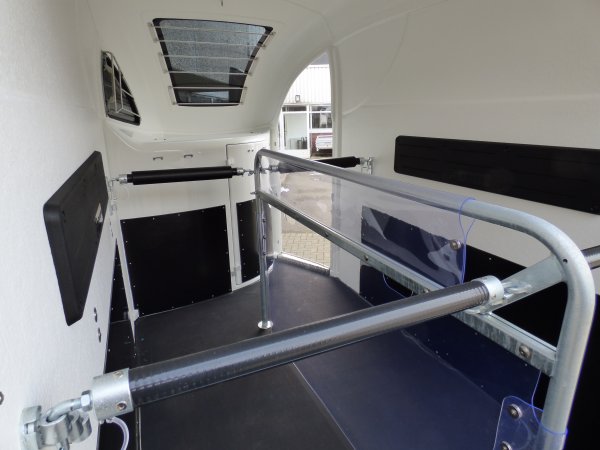 Careliner L night/silver, Panoramadach, Sattelkammer professional mit mobilem Sattelschrank, 2. Innenleuchte LED, Netz statt Plane, Kamera innen und aussen und Alufelgen (black/silver)