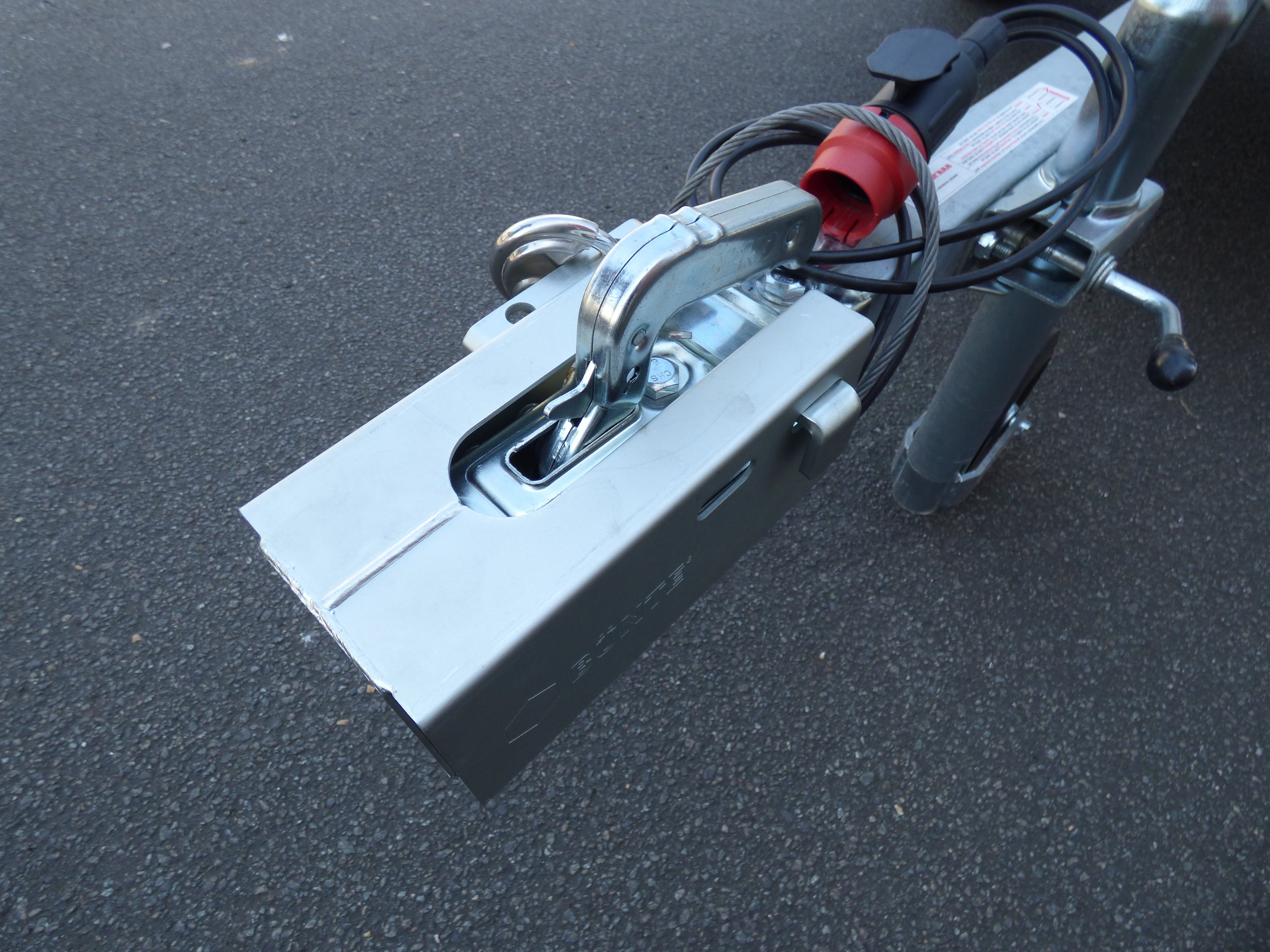 The Drive TMN Kastenschloss Diebstahlsicherung für PKW Anhänger mit Schloss  Safety-Box : : Auto & Motorrad