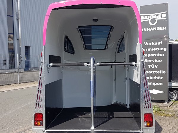 Careliner M in pink mit Panoramadach, 2. Innenleuchte LED, Bruststangenzusatzpolster, Netzrollo und Alufelgen (black/silver)