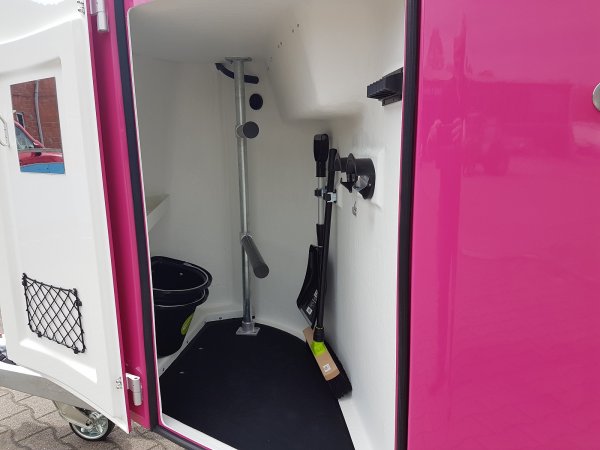 Careliner M in pink mit Panoramadach, 2. Innenleuchte LED, Bruststangenzusatzpolster, Netzrollo und Alufelgen (black/silver)