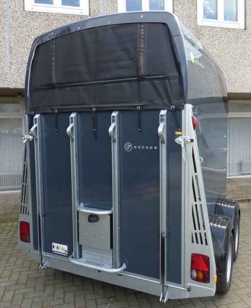 Careliner M grey/grey mit Panoramadach, Boxenstangenzusatzpolster, Netzlift und Trittschutz zustzlich an Sattelkammer