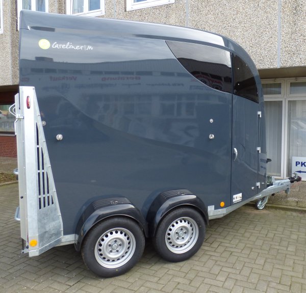 Careliner M grey/grey mit Panoramadach, Boxenstangenzusatzpolster, Netzlift und Trittschutz zustzlich an Sattelkammer