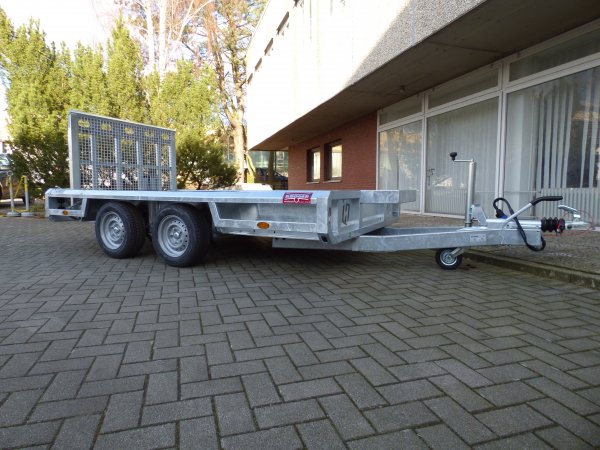 Henra MT273015 Sehr stabiler Baumaschinentransporter, 2700KG zGG, 300x150x27cm, durchgehende Gitterrampe 115cm hoch