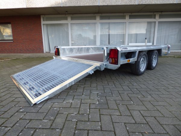 Henra MT273015 Sehr stabiler Baumaschinentransporter, 2700KG zGG, 300x150x27cm, durchgehende Gitterrampe 115cm hoch