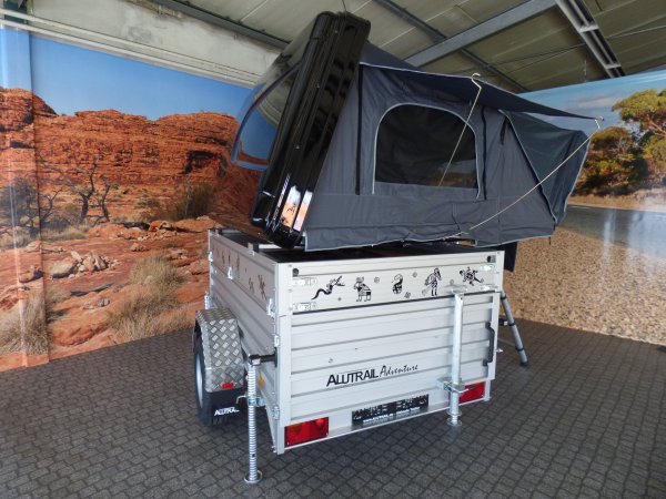 Alutrail Adventure, 1,4t zGG, Lademae: 216x135x69cm, mit Hybrid Dachzelt Unit fr 3 bis 4 Personen, inkl. Ersatzrad