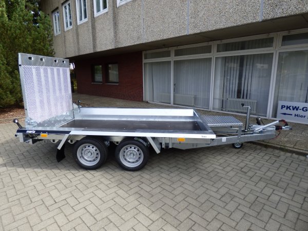 Martz Bau 3 300 3000 KG, 300x152cm Baumaschinentransporter mit niedriger Ladeflchenhhe und durchgehender Rampe