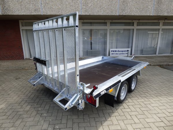 Martz Bau 3 300 3000 KG, 300x152cm Baumaschinentransporter mit niedriger Ladeflchenhhe und durchgehender Rampe