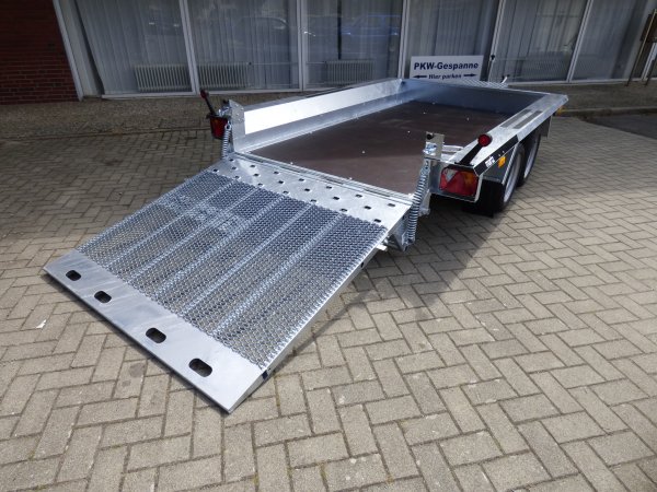 Martz Bau 3 300 3000 KG, 300x152cm Baumaschinentransporter mit niedriger Ladeflchenhhe und durchgehender Rampe