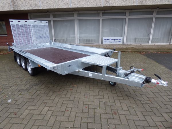 Martz Bau 3 400/3 3500KG, 400x180cm, Tridemachse, Baumaschinentransporter mit niedriger Ladeflchenhhe und durchgehender Rampe