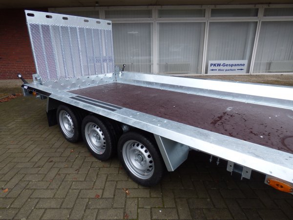 Martz Bau 3 400/3 3500KG, 400x180cm, Tridemachse, Baumaschinentransporter mit niedriger Ladeflchenhhe und durchgehender Rampe