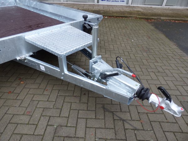 Martz Bau 3 400/3 3500KG, 400x180cm, Tridemachse, Baumaschinentransporter mit niedriger Ladeflchenhhe und durchgehender Rampe