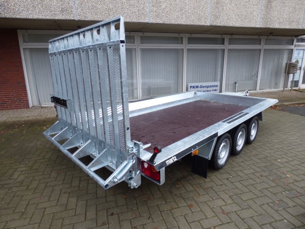 Martz Bau 3 400/3 3500KG, 400x180cm, Tridemachse, Baumaschinentransporter mit niedriger Ladeflchenhhe und durchgehender Rampe