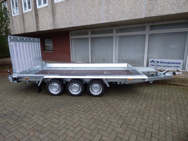 Martz Bau 3 400/3 3500KG, 400x180cm, Tridemachse, Baumaschinentransporter mit niedriger Ladeflchenhhe und durchgehender Rampe