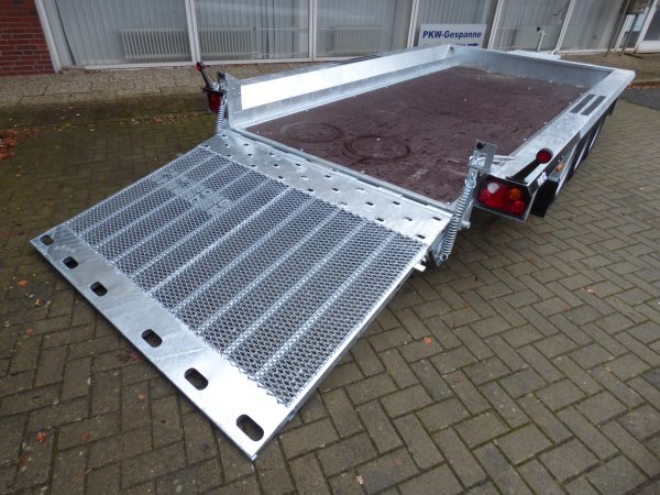 Martz Bau 3 400/3 3500KG, 400x180cm, Tridemachse, Baumaschinentransporter mit niedriger Ladeflchenhhe und durchgehender Rampe