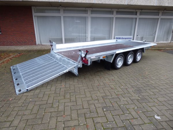 Martz Bau 3 400/3 3500KG, 400x180cm, Tridemachse, Baumaschinentransporter mit niedriger Ladeflchenhhe und durchgehender Rampe