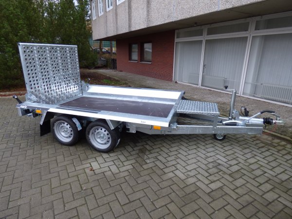 Martz Bau 260/2 2700KG, 260x152cm Baumaschinentransporter mit niedriger Ladeflchenhhe und durchgehender Rampe