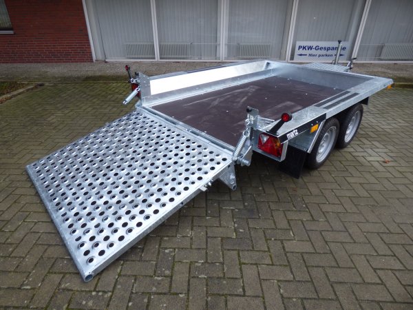 Martz Bau 260/2 2700KG, 260x152cm Baumaschinentransporter mit niedriger Ladeflchenhhe und durchgehender Rampe