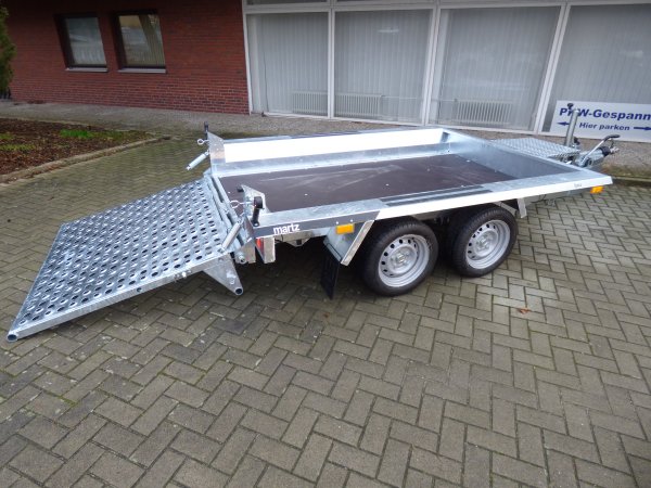 Martz Bau 260/2 2700KG, 260x152cm Baumaschinentransporter mit niedriger Ladeflchenhhe und durchgehender Rampe