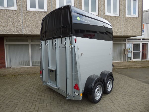 Careliner ALU Dach und Bug in night mit Panoramadach, Sattelkammer Premium mit ausziehbaren Haltern, Panoramadach und Bruststangenzusatzpolster