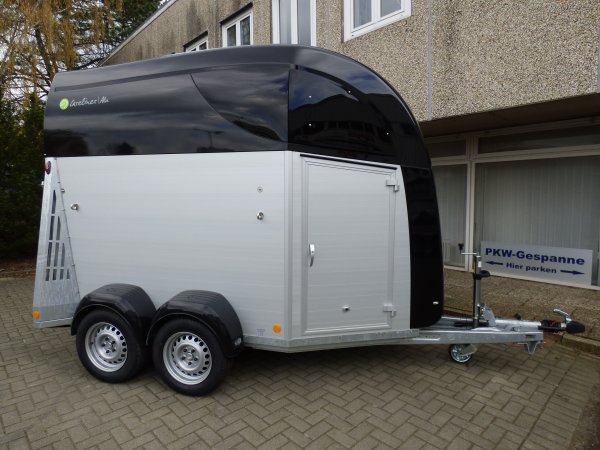 Careliner ALU Dach und Bug in night mit Panoramadach, Sattelkammer Premium mit ausziehbaren Haltern, Panoramadach und Bruststangenzusatzpolster