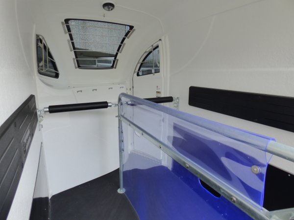 Careliner M night/night mit Panoramadach, Sattelkammer Premium mit ausziehbaren Haltern, Alufelgen black-shadow und Bruststangenzusatzpolster