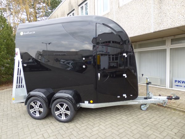 Careliner M night/night mit Panoramadach, Sattelkammer Premium mit ausziehbaren Haltern, Alufelgen black-shadow und Bruststangenzusatzpolster