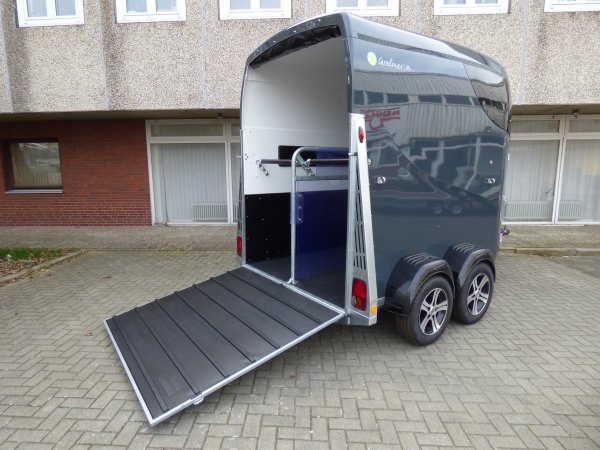 Careliner M grey/grey mit Panoramadach, Sattelkammer premium, Boxenstangenzusatzpolster, dritte Bremsleuchte, zweite Innenleuchte, Stahlfelgen