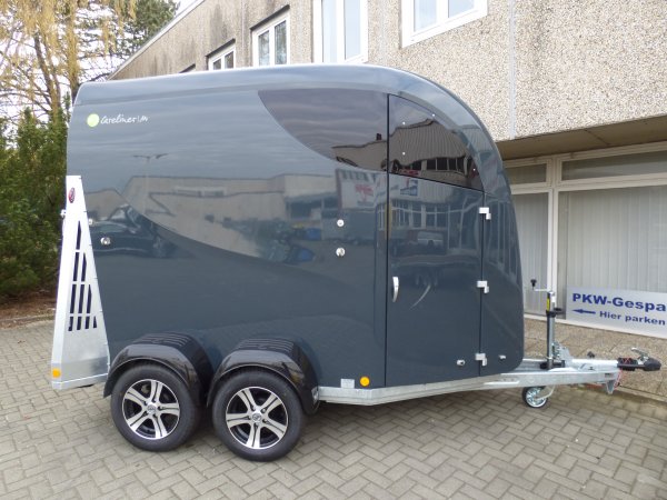 Careliner M grey/grey mit Panoramadach, Sattelkammer premium, Boxenstangenzusatzpolster, dritte Bremsleuchte, zweite Innenleuchte, Stahlfelgen