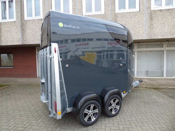 Careliner M grey/grey mit Panoramadach, Sattelkammer premium, Boxenstangenzusatzpolster, dritte Bremsleuchte, zweite Innenleuchte, Stahlfelgen