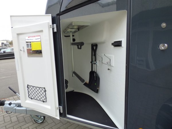 Careliner M grey/grey mit Panoramadach, Sattelkammer premium, Boxenstangenzusatzpolster, dritte Bremsleuchte, zweite Innenleuchte, Stahlfelgen