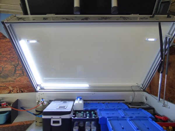 Bilder von 12V Steckdosen mit USB Buchsen,  Lichtschalter und LED-Leuchten